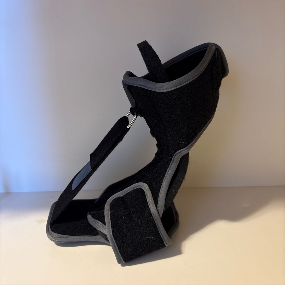 Runkelai Plantar Fasciitis Relief Brace Night Splint
In Good Condition! - Picture 3 of 6